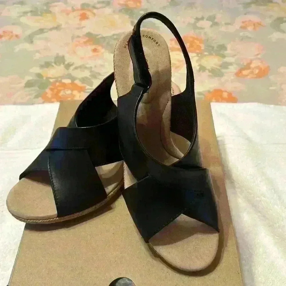 CLARKS Women's Giselle Beach Strappy Black Nubuck Low Wedge Wedge Size 10M-w/box